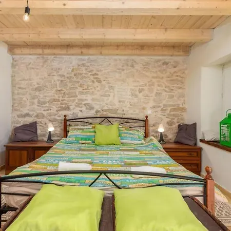 Casa Di Pietra Matelici 빌라 Divšići